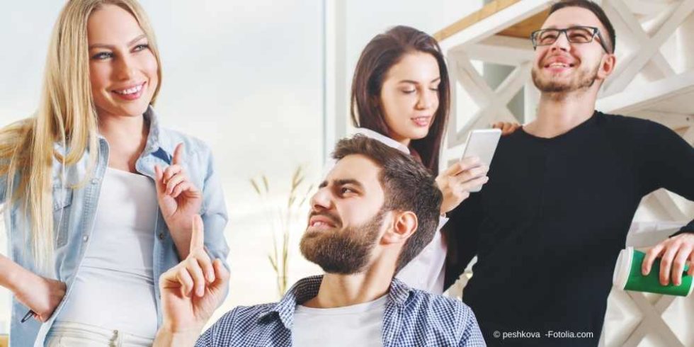 Wie Zeigt Ein Introvertierter Mann Interesse